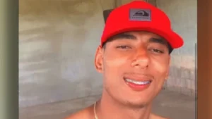 A fam&iacute;lia de Alex Junior Coelho Costa est&aacute; em busca de informa&ccedil;&otilde;es sobre seu paradeiro. O rapaz est&aacute; desaparecido desde o &uacute;ltimo dia 20 de dezembro.