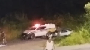 Um acidente foi registrado por cidad&atilde;os na noite deste s&aacute;bado (30) no bairro Costa Azul, em Divin&oacute;polis.