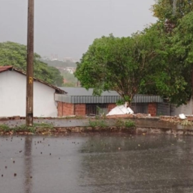 Parte do muro de escola Professor Odilon Santiago caí após chuva