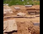 Covas abertas e ossadas expostas no Cemit&eacute;rio Parque da Colina em Divin&oacute;polis