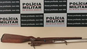 A Pol&iacute;cia Militar de Lagoa da Prata prendeu um homem por porte ilegal de arma de fogo na tarde desta sexta-feira (29). De acordo com a PM, a pris&atilde;o ocorreu ap&oacute;s uma den&uacute;ncia an&ocirc;nima informando que um indiv&iacute;duo estava transitando pelas ruas do bairro Am&eacute;rico Silva portando uma espingarda.