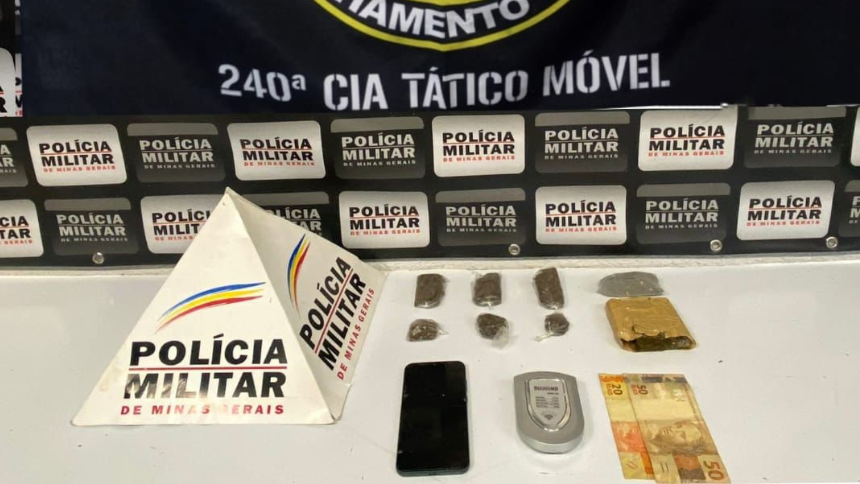 Os Militares do T&aacute;tico M&oacute;vel do 23&ordm; BPM prenderam um homem por tr&aacute;fico de drogas na noite de ontem, quinta-feira (7), no bairro Belvedere, em Divin&oacute;polis.