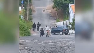 A Polícia segue na busca pelo detento Filipe Moreira Quirino, de 32 anos, que fugiu da Penitenciária de Formiga na manhã desta quarta-feira (06).
