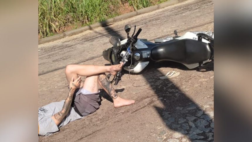 Um jovem de 19 anos ficou ferido em uma queda de moto na manhã desta quinta-feira (07), na Rua Marechal Ernesto, Bairro São Geraldo, em Divinópolis.