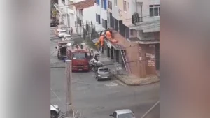 Um homem de 45 anos ficou ferido ap&oacute;s cair de uma altura aproximada de cinco metros, na manh&atilde; desta segunda-feira (11), em Divin&oacute;polis.