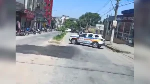 Uma mulher ficou ferida em um acidente de tr&acirc;nsito na rua Goi&aacute;s, bairro Santo Ant&ocirc;nio, em Divin&oacute;polis, na tarde desta quinta-feira (07). De acordo com a Pol&iacute;cia Militar, o acidente envolveu um ve&iacute;culo Fiat Fiorino e uma motocicleta.