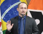 Logo após a abertura da reunião, o Presidente da Câmara, o vereador Israel da Farmácia (PDT) deu posse ao novo Vereador, Lauro Henrique Rodrigues de Carvalho (Republicanos), confirmado pela Justiça Eleitoral.