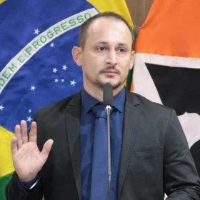 Logo ap&oacute;s a abertura da reuni&atilde;o, o Presidente da&nbsp;C&acirc;mara, o vereador Israel da Farm&aacute;cia (PDT) deu posse ao novo Vereador, Lauro Henrique Rodrigues de Carvalho (Republicanos), confirmado pela Justi&ccedil;a Eleitoral.