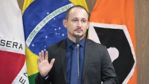 Logo ap&oacute;s a abertura da reuni&atilde;o, o Presidente da&nbsp;C&acirc;mara, o vereador Israel da Farm&aacute;cia (PDT) deu posse ao novo Vereador, Lauro Henrique Rodrigues de Carvalho (Republicanos), confirmado pela Justi&ccedil;a Eleitoral.
