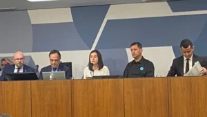 Hoje, a Assembleia Legislativa de Minas sediou uma audi&ecirc;ncia p&uacute;blica convocada pelo deputado Professor Cleiton para discutir a pol&ecirc;mica instala&ccedil;&atilde;o de placas fotovoltaicas no Lago das Roseiras