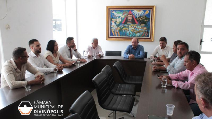 Os Vereadores da C&acirc;mara Municipal de Divin&oacute;polis participaram na tarde de quinta (30.11) de uma reuni&atilde;o com a Vice-Prefeita Janete Aparecida para discutir o Projeto de Lei EM 095/2023 que trata do zoneamento do Hospital Regional.
