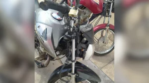 Um homem, de 50 anos, ficou ferido em uma queda de moto na tarde desta ter&ccedil;a-feira (12), em Divin&oacute;polis. O acidente aconteceu na Rua Professor Francisco Dias, pr&oacute;ximo ao lix&atilde;o, sentido Carmo do Cajuru.