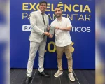 O Senador Cleitinho Azevedo (REP/MG) recebeu nesta quarta (13), o pr&ecirc;mio Excel&ecirc;ncia Parlamentar, entregue pelo Portal Ranking dos Pol&iacute;ticos ap&oacute;s receber a maior nota do estado de Minas Geais entre Deputados Federais e Senadores.