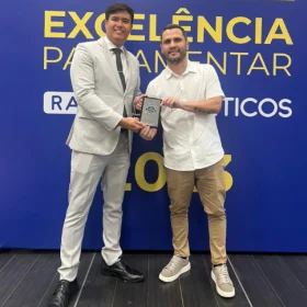 O Senador Cleitinho Azevedo (REP/MG) recebeu nesta quarta (13), o pr&ecirc;mio Excel&ecirc;ncia Parlamentar, entregue pelo Portal Ranking dos Pol&iacute;ticos ap&oacute;s receber a maior nota do estado de Minas Geais entre Deputados Federais e Senadores.