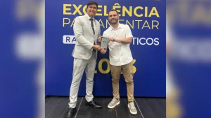 O Senador Cleitinho Azevedo (REP/MG) recebeu nesta quarta (13), o pr&ecirc;mio Excel&ecirc;ncia Parlamentar, entregue pelo Portal Ranking dos Pol&iacute;ticos ap&oacute;s receber a maior nota do estado de Minas Geais entre Deputados Federais e Senadores.