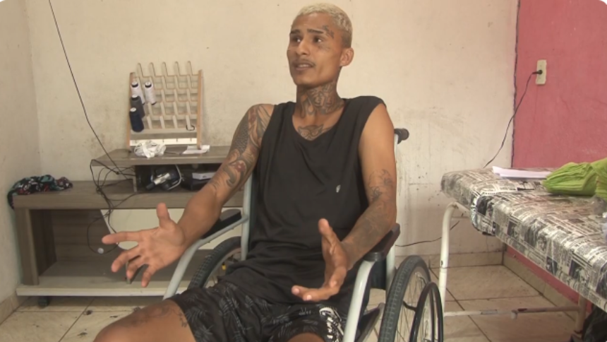 Luis foi vítima de um acidente registrado na avenida Primeiro de Junho, no Centro de Divinópolis, no dia 24 de novembro. Ele é entregador de um aplicativo de comida e estava na rua, trabalhando, no momento em que um carro freou inesperadamente e ele bateu na traseira do veículo.