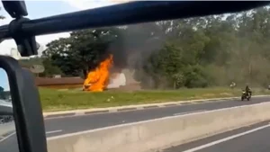 Uma van pegou fogo na tarde desta quinta-feira (14), na MG-050, em Divin&oacute;polis.
