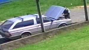 Um carro foi furtado pr&oacute;ximo ao hospital S&atilde;o Jo&atilde;o de Deus, na manh&atilde; desta sexta-feira (15), em Divin&oacute;polis. A filha do propriet&aacute;rio do carro denunciou o caso nas redes sociais