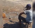 Moradores do bairro Casa Nova, em Divin&oacute;polis, denunciaram um vazamento de &aacute;gua que, segundo eles, estava ocorrendo h&aacute; 6 dias no local. Em v&iacute;deo compartilhado nas redes sociais, eles aparecem brincando com a situa&ccedil;&atilde;o fazendo um "pesque-pague" no meio do buraco com &aacute;gua.