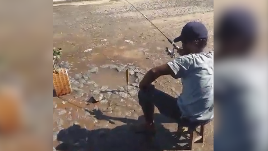 Moradores do bairro Casa Nova, em Divin&oacute;polis, denunciaram um vazamento de &aacute;gua que, segundo eles, estava ocorrendo h&aacute; 6 dias no local. Em v&iacute;deo compartilhado nas redes sociais, eles aparecem brincando com a situa&ccedil;&atilde;o fazendo um "pesque-pague" no meio do buraco com &aacute;gua.