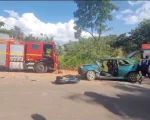 Um carro colidiu com um &ocirc;nibus no bairro Graja&uacute;, em Divin&oacute;polis, na tarde desta quarta-feira (20). De acordo com informa&ccedil;&otilde;es, o condutor do carro, entrou na via sem sinaliza&ccedil;&atilde;o na frente do &ocirc;nibus.