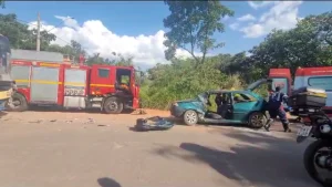 Um carro colidiu com um &ocirc;nibus no bairro Graja&uacute;, em Divin&oacute;polis, na tarde desta quarta-feira (20). De acordo com informa&ccedil;&otilde;es, o condutor do carro, entrou na via sem sinaliza&ccedil;&atilde;o na frente do &ocirc;nibus.