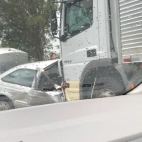 Um acidente grave envolvendo um carro e um caminhão foi registrado na tarde desta quinta-feira (21), por volta das 12:10, na MG-050, KM 90, em Itaúna.