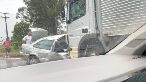 Um acidente grave envolvendo um carro e um caminh&atilde;o foi registrado na tarde desta quinta-feira (21), por volta das 12:10, na MG-050, KM 90, em Ita&uacute;na.
