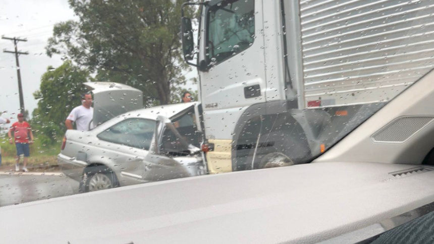 Um acidente grave envolvendo um carro e um caminhão foi registrado na tarde desta quinta-feira (21), por volta das 12:10, na MG-050, KM 90, em Itaúna.