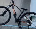Uma bicicleta foi furtada na manhã desta terça-feira (26), no bairro Porto Velho, em Divinópolis. O furto ocorreu em frente a uma loja de motos na região.