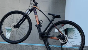 Uma bicicleta foi furtada na manhã desta terça-feira (26), no bairro Porto Velho, em Divinópolis. O furto ocorreu em frente a uma loja de motos na região.