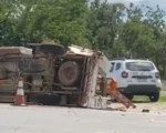 Carro da Cemig capota na BR-494 em Divin&oacute;polis