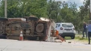 Carro da Cemig capota na BR-494 em Divin&oacute;polis