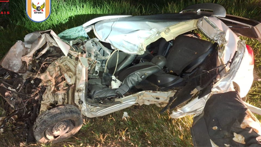 Um homem morreu na madrugada deste sábado (02) após acidente envolvendo um carro e um caminhão na rodovia MG-050, em Carmo do Cajuru. O fato ocorreu por volta das 00h40min, no KM 113, sentido decrescente.
