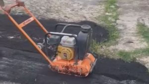 Moradores do S&atilde;o Luiz se juntam pra tapar buracos e cobram Prefeitura de Divin&oacute;polis