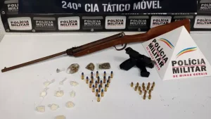 Divin&oacute;polis: PM desarticula ponto de tr&aacute;fico, apreende drogas e arma de fogo