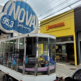 Estúdio móvel da rádio Nova Sertaneja esta ao vivo direto da Havanna Cafeteria