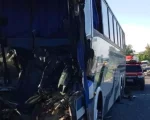 Motorista de ônibus morre e menino de 5 anos fica ferido em acidente com caminhão na BR-381 em Oliveira