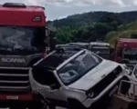 Carro entra na frente de carreta e causa acidente no ped&aacute;gio, em Ita&uacute;na