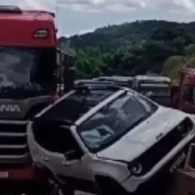 Carro entra na frente de carreta e causa acidente no pedágio, em Itaúna