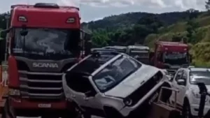 Carro entra na frente de carreta e causa acidente no pedágio, em Itaúna