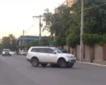Mulher fica ferida em acidente entre carro e moto em Lagoa da Prata