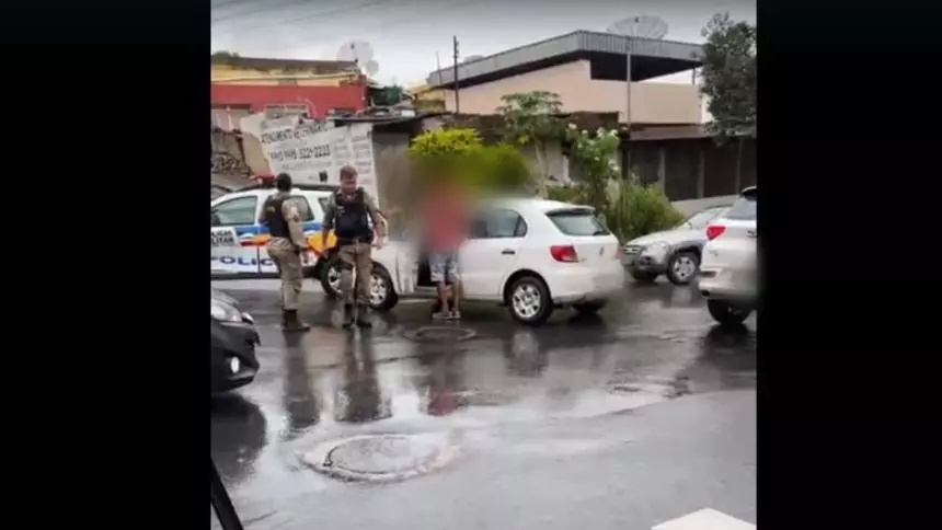 Motorista bate carro em viatura policial no Interlagos em Divinópolis