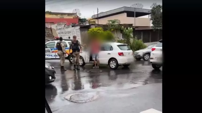 Motorista bate carro em viatura policial no Interlagos em Divin&oacute;polis