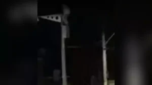 Pará de Minas: Adolescente se pendura em poste do Olho Vivo