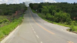 Acidente envolvendo tr&ecirc;s ve&iacute;culos deixa pessoa ferida em Divin&oacute;polis