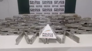 PM apreende 100 kg de maconha em porta-malas de carro na MG-050 em Pimenta