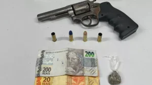 Homem atira em via pública em Itaúna e tenta fugir da PM