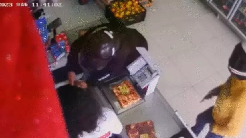 Dupla armada invade supermercado em Bom Despacho e rouba dinheiro do caixa