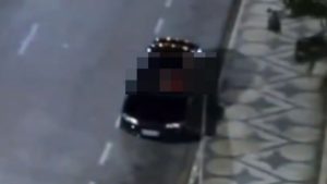 Casal &eacute; flagrado fazendo sexo dentro do carro no Centro de Divin&oacute;polis